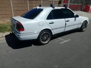 230C MERCEDES BENZ AUTOMATIC NEGOTIABLE.