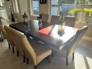 Saligna dinningroom set.