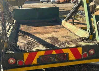 Double axle skip bin trail