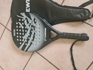 Padel racket with 3 balls