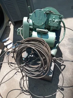 Winch for window cleaner lift