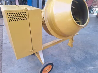 400L  Concrete mixer with brand new petrol engine