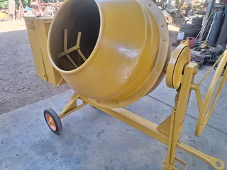 400L  Concrete mixer with brand new petrol engine