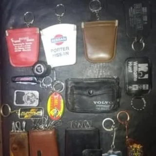 Assorted vintage, new and used keyrings/key holders
