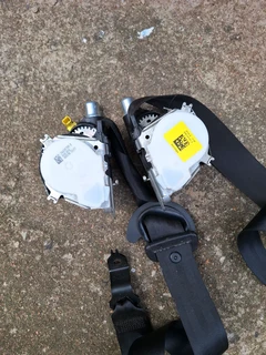 Polo vivo safety belts