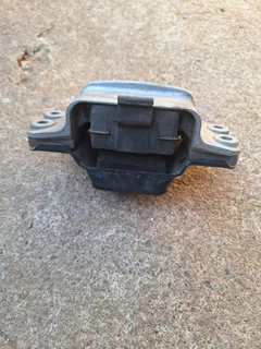 Caddy/golf 5 engine mounting