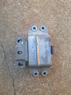 Caddy/golf 5 engine mounting