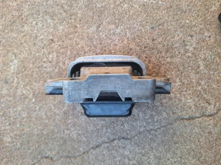 Caddy/golf 5 engine mounting