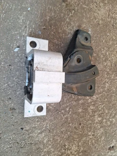 Nissan np200 engine mounting