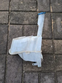 Hyundai grand i10 windscreen washer bottle