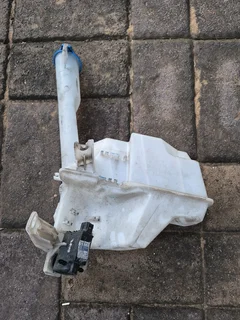 Hyundai grand i10 windscreen washer bottle