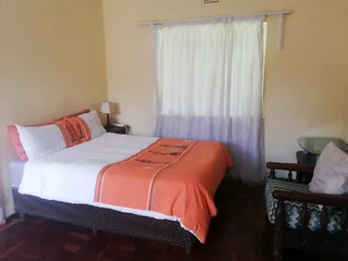 Furnished Studio Garden Cottage in Mondeor, Month-to-month