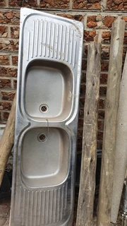 A good second hand double kitchen sink for sale in Bordeaux North.