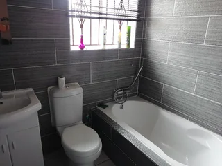 Clean and Spacious 3Bedroom 2Bathroom Townhouse for rent at Ormonde.