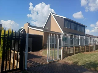 Ridgeway Johannesburg South, 5 bed, 3 bath for sale. Plus (Large Flat-let).