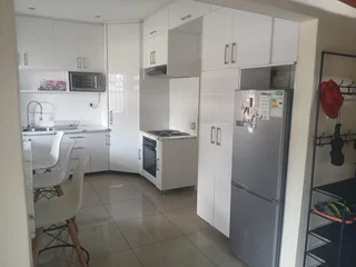 Ridgeway Johannesburg South, 5 bed, 3 bath for sale. Plus (Large Flat-let).