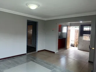 Suideroord JHB South, Very Spacious Cottage,1bed,1full-bath (shower and bath-tub), for rent.