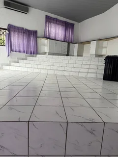 Glenvista Very Spacious Bachelor apartment for rent.