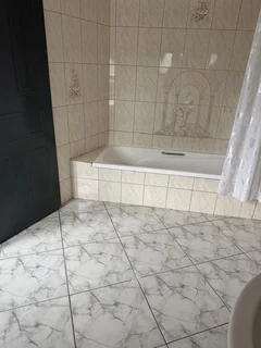 Glenvista Very Spacious Bachelor apartment for rent.