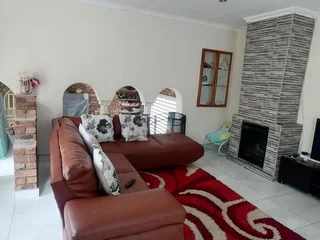 Clean 3Bed, 2Bath Main House with a study that can be used for a 4th bed for rent at Winchester Hill