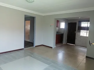 Suideroord, JHB South, Very Spacious Cottage,1bed,1full-bath (shower and bath-tub), for rent.