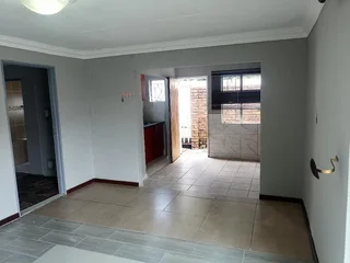Suideroord, JHB South, Very Spacious Cottage,1bed,1full-bath (shower and bath-tub), for rent.