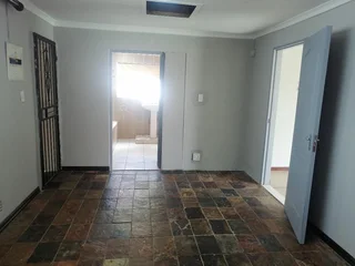 Suideroord, JHB South, Very Spacious Cottage,1bed,1full-bath (shower and bath-tub), for rent.