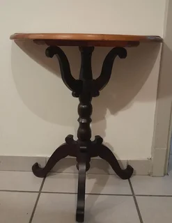 3 legged decorative side table R1000