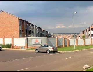 Flat to share in 2 bedroom apartment, preferably male professional working, I’m a single lady.