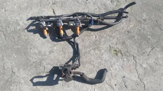 Suzuki alto 1.0 3 cylinder fuel rail with injectors and loom