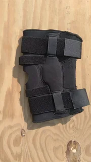 Dual hinged adjustable sports knee brace