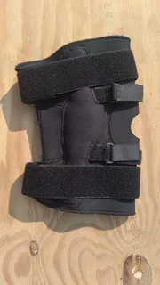 Dual hinged adjustable sports knee brace