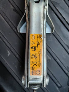 Nissan boot tray and jack