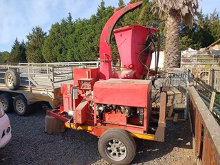 Hydraulic wood chipper with log splitter