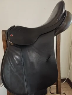 Albion saddle