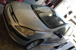 Peugeot 307 – 1.6 16V Petrol –  striping for spares
