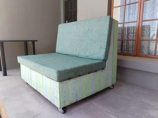 Pallet couch with cushions