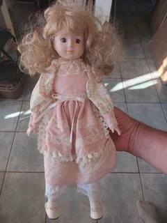 A collection of 6 beautiful porcelain dolls