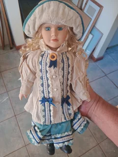 A collection of 6 beautiful porcelain dolls