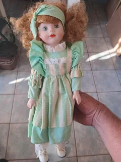 A collection of 6 beautiful porcelain dolls