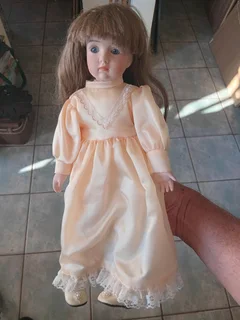 A collection of 6 beautiful porcelain dolls