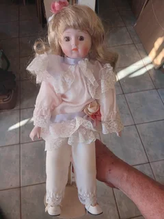 A collection of 6 beautiful porcelain dolls