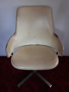 SWIVEL DESIGNER CHAIR