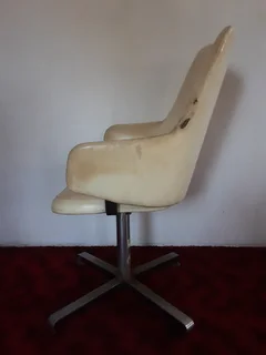 SWIVEL DESIGNER CHAIR