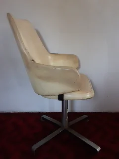 SWIVEL DESIGNER CHAIR