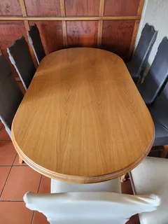 Solid Oak Dining Table (6–8 Seater) + 8 Chairs – Extending Design