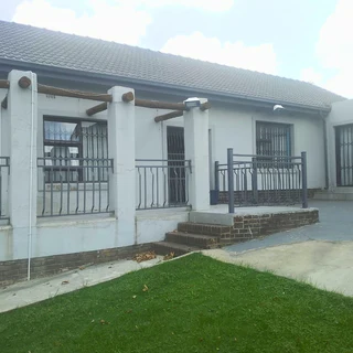 AUCTION: 3-Bedroom 2.5 Bathroom Family Home in Linmeyer – Sheriff’s Sale in Execution.