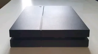 PS4 PlayStation 800 Gb Console plus NEW genuine controller - Price Reduced!!