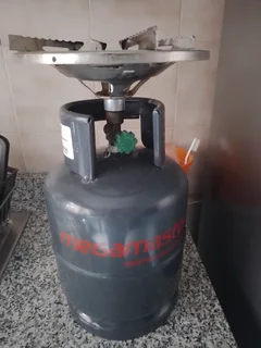 3kg Megamaster gas cylinder with cooker top