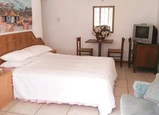 Rosebank 1 Bedroom Furnished Apartment in prime location near Rosebank Mall, SAE, Boston, Capsicum